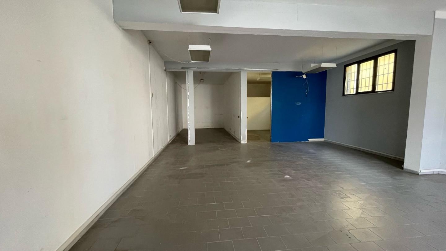 Immagine 6 di Locale commerciale in affitto  a Cascina