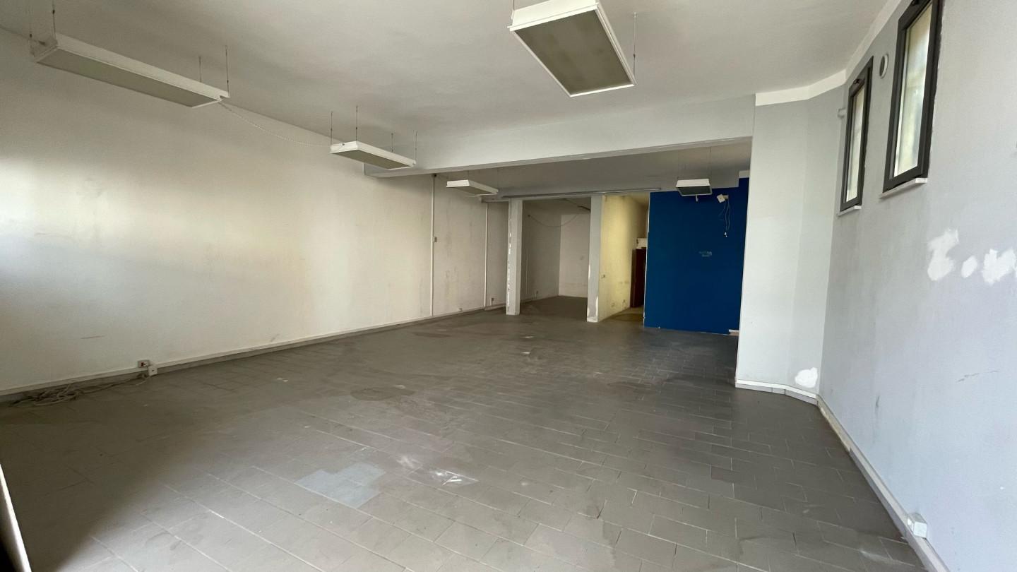 Immagine 2 di Locale commerciale in affitto  a Cascina