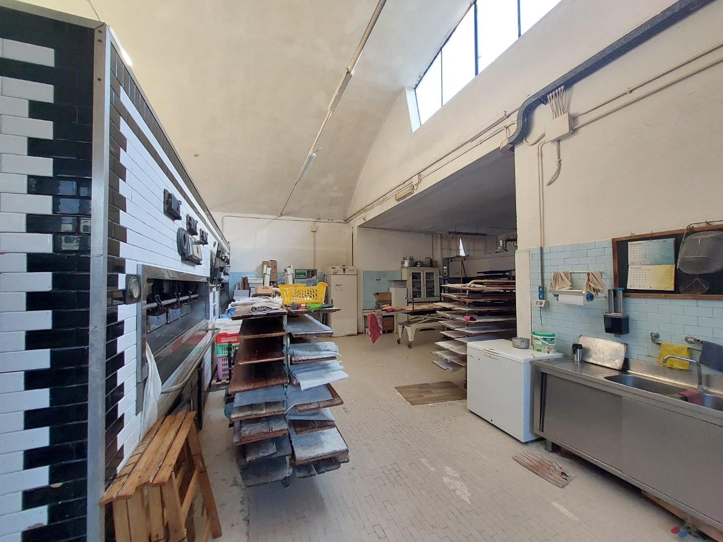 Immagine 11 di Locale commerciale in vendita  a Bientina