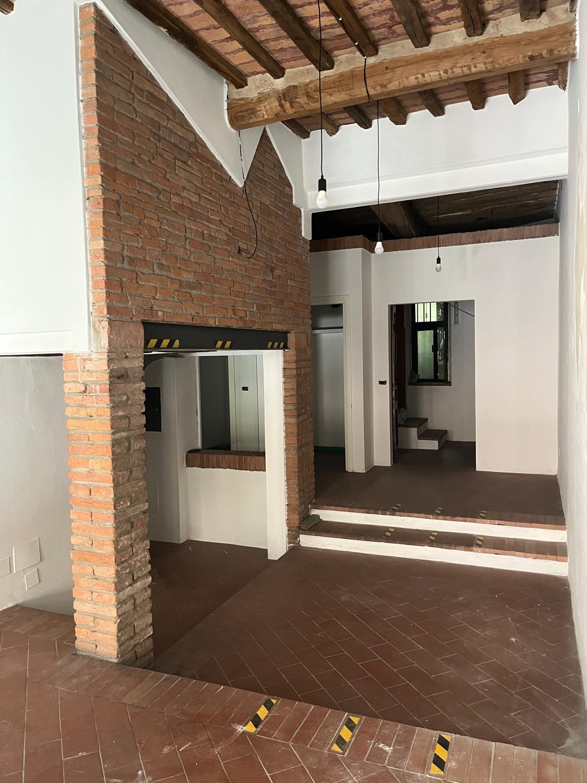 Immagine 5 di Locale commerciale in vendita  a Cascina