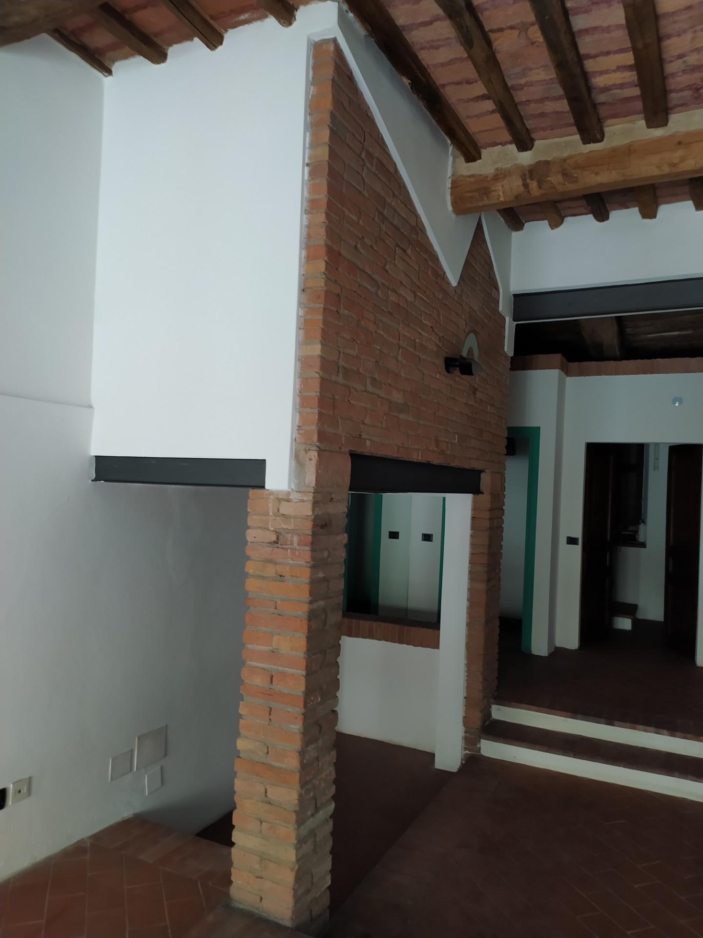 Immagine 14 di Locale commerciale in vendita  a Cascina