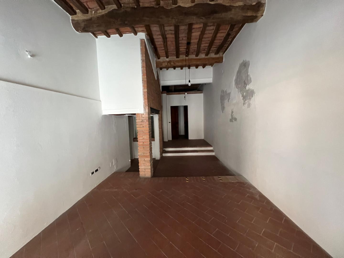 Immagine 8 di Locale commerciale in vendita  a Cascina