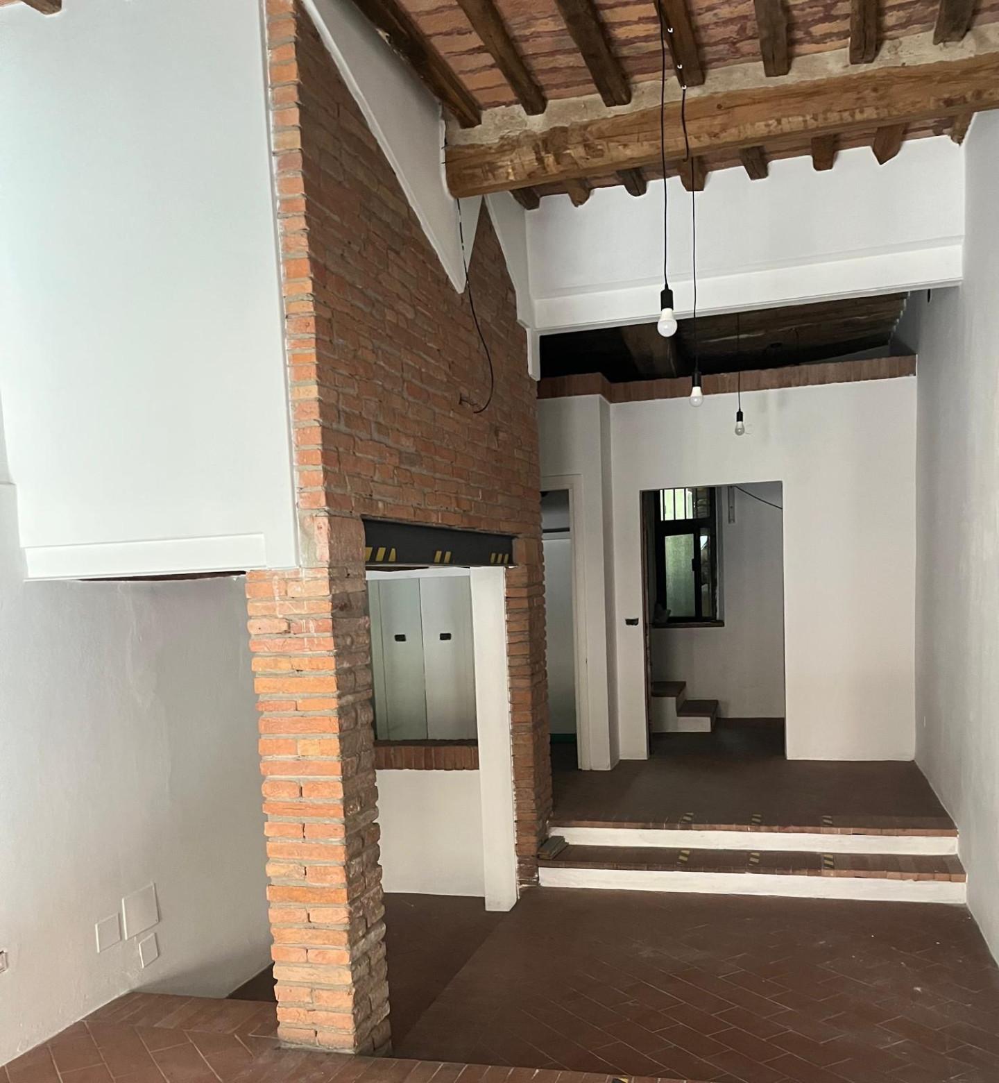 Immagine 6 di Locale commerciale in vendita  a Cascina