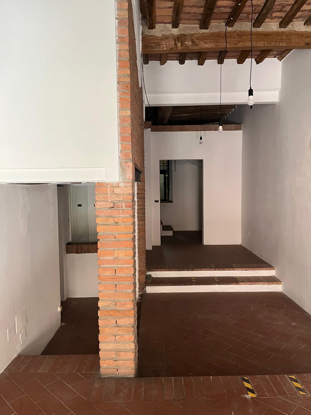 Immagine 7 di Locale commerciale in vendita  a Cascina