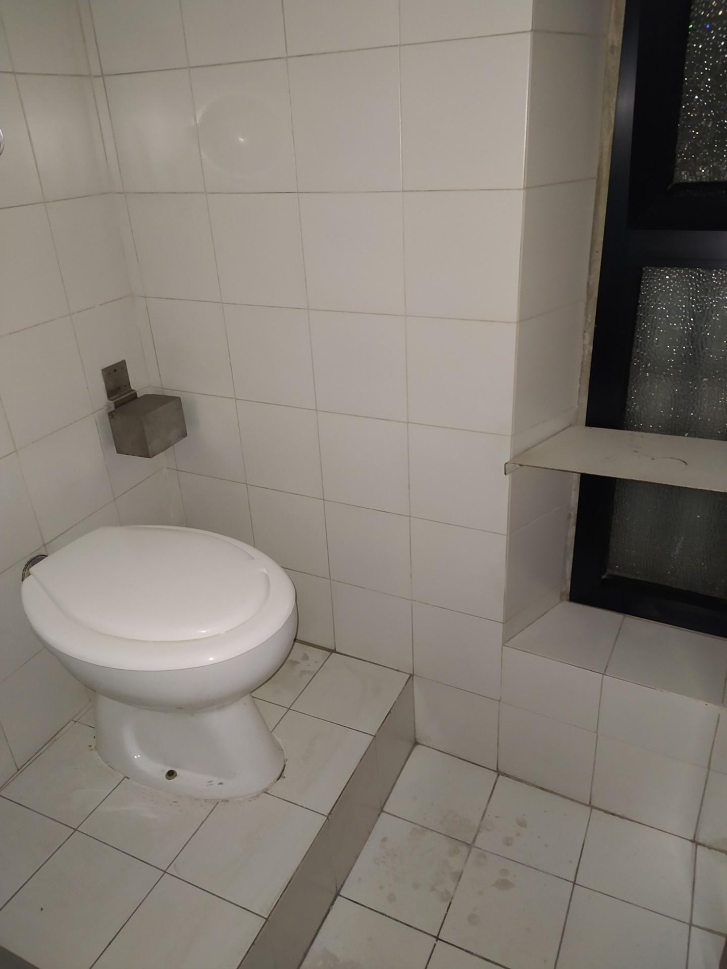 Immagine 20 di Locale commerciale in vendita  a Cascina