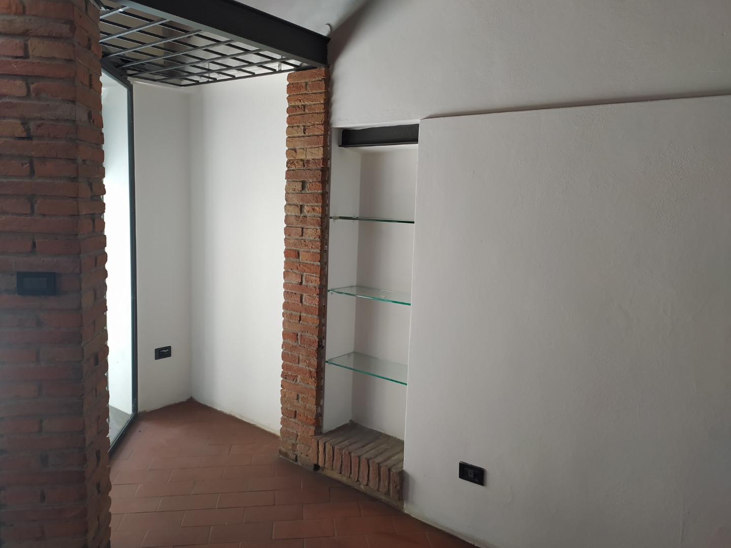 Immagine 24 di Locale commerciale in vendita  a Cascina