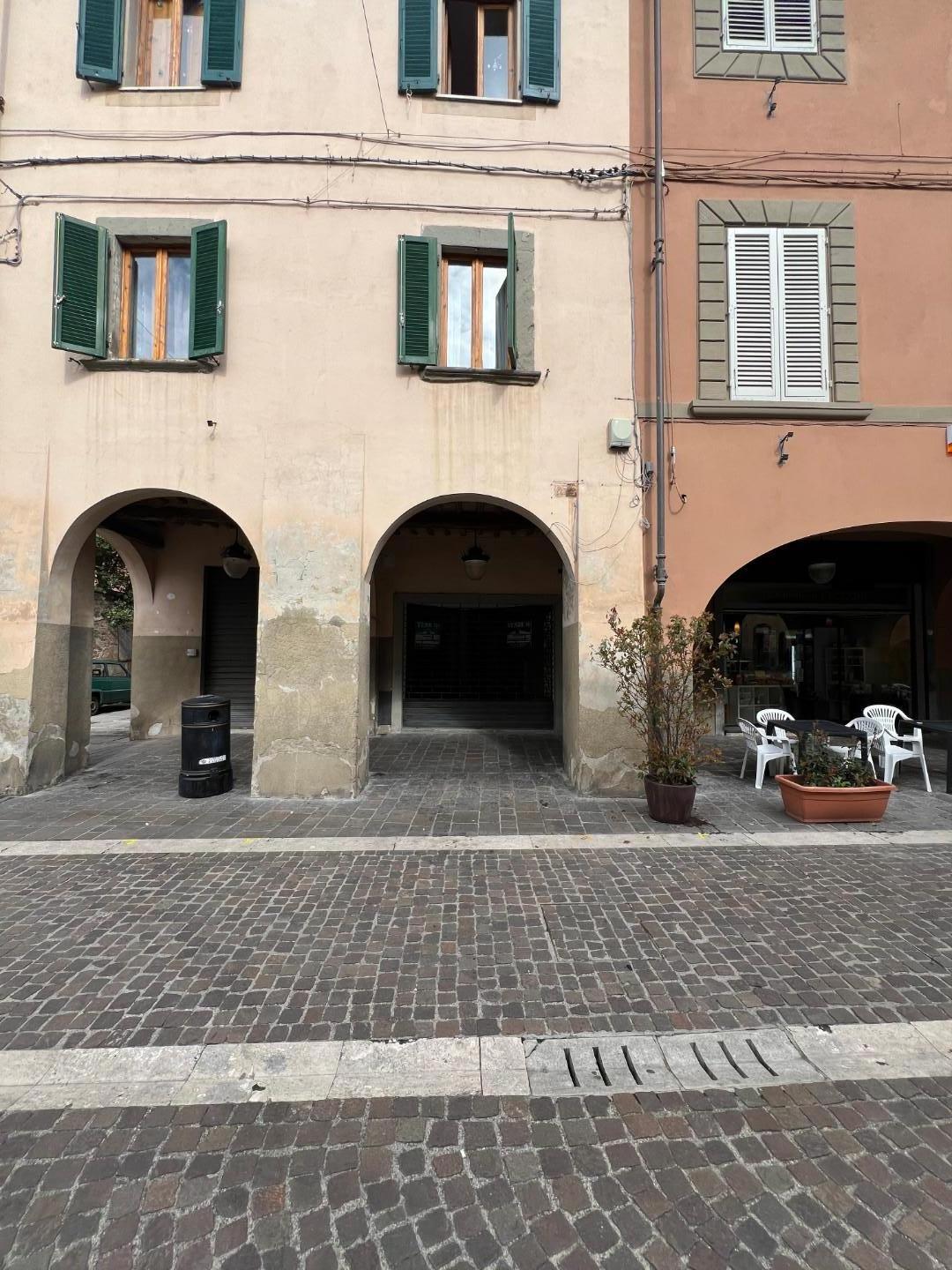 Immagine 10 di Locale commerciale in vendita  a Cascina