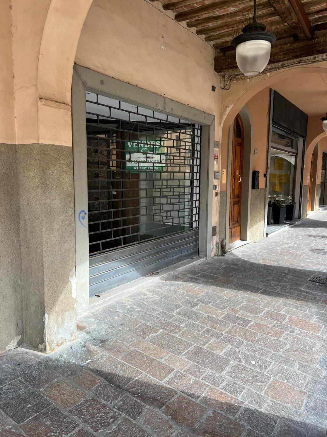 Immagine 12 di Locale commerciale in vendita  a Cascina