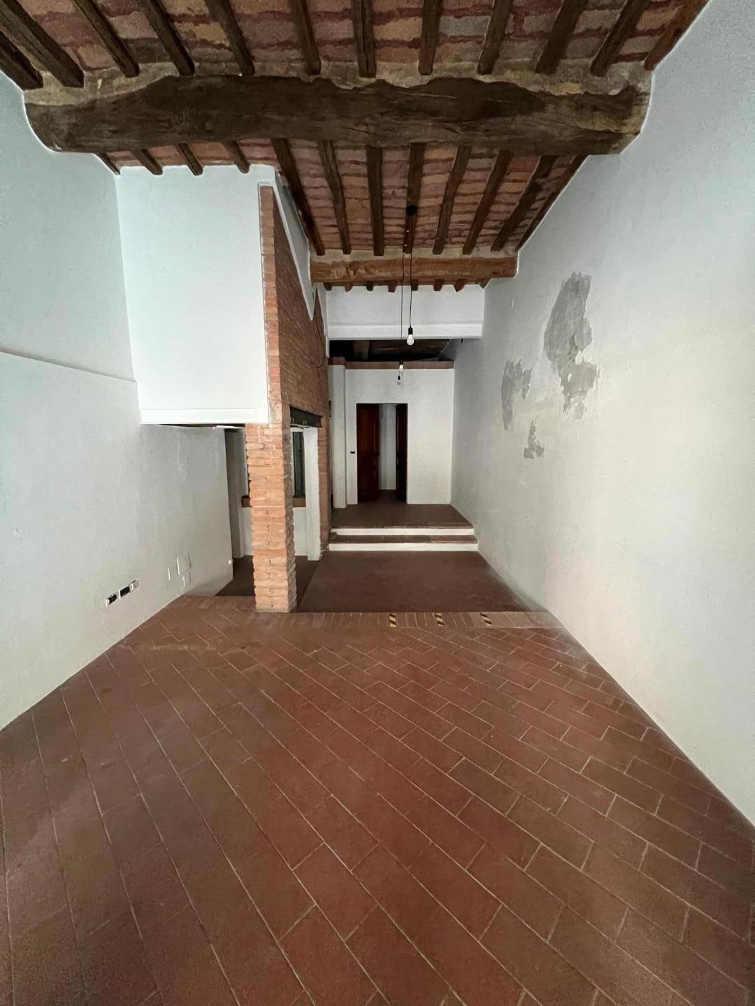 Immagine 9 di Locale commerciale in vendita  a Cascina