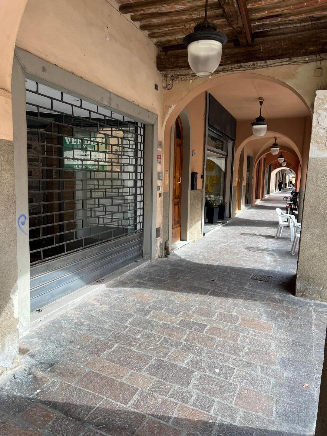 Immagine 11 di Locale commerciale in vendita  a Cascina