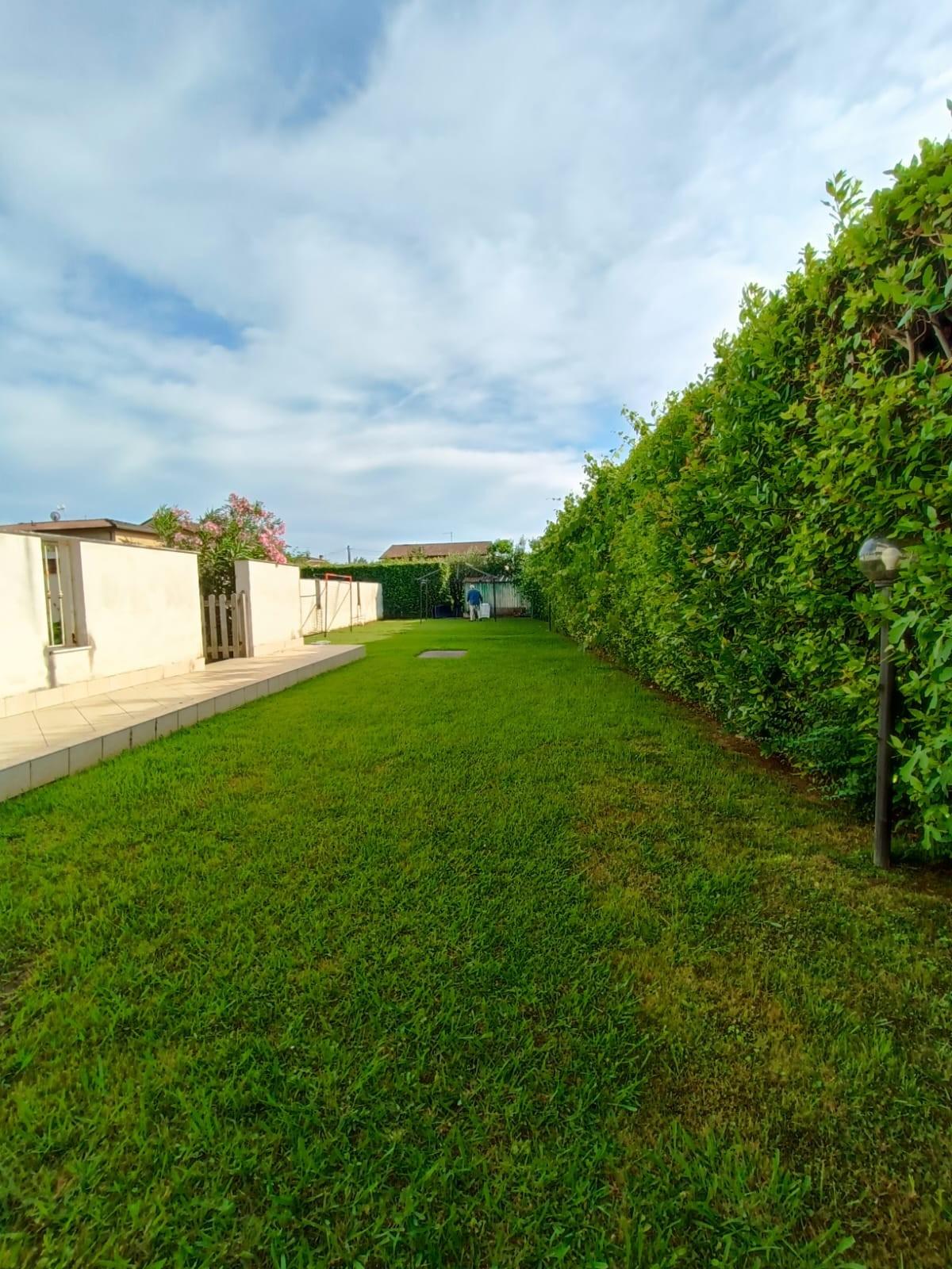 Immagine 27 di Casa bifamiliare in vendita  a Montignoso