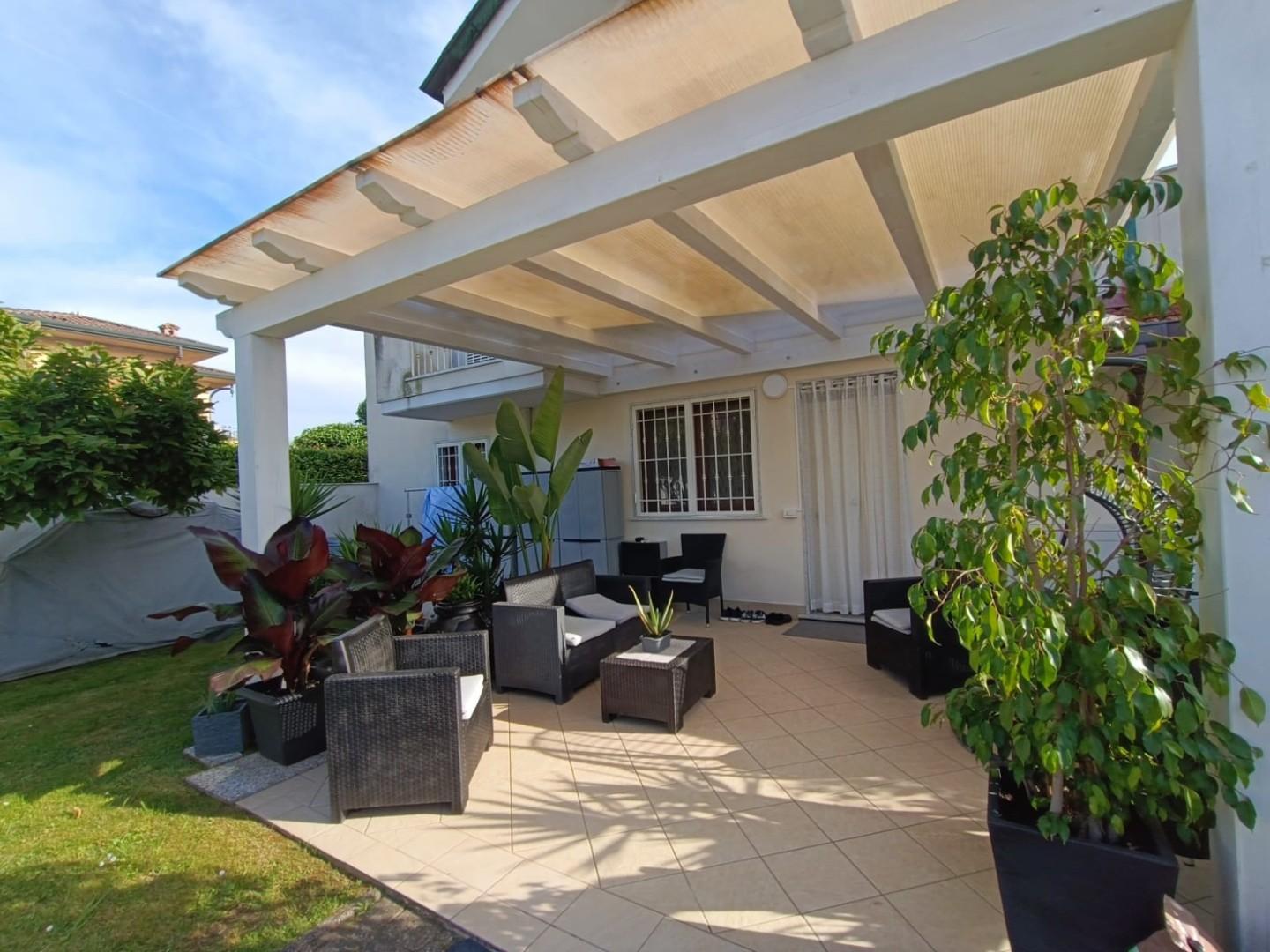 Immagine 2 di Casa bifamiliare in vendita  a Montignoso