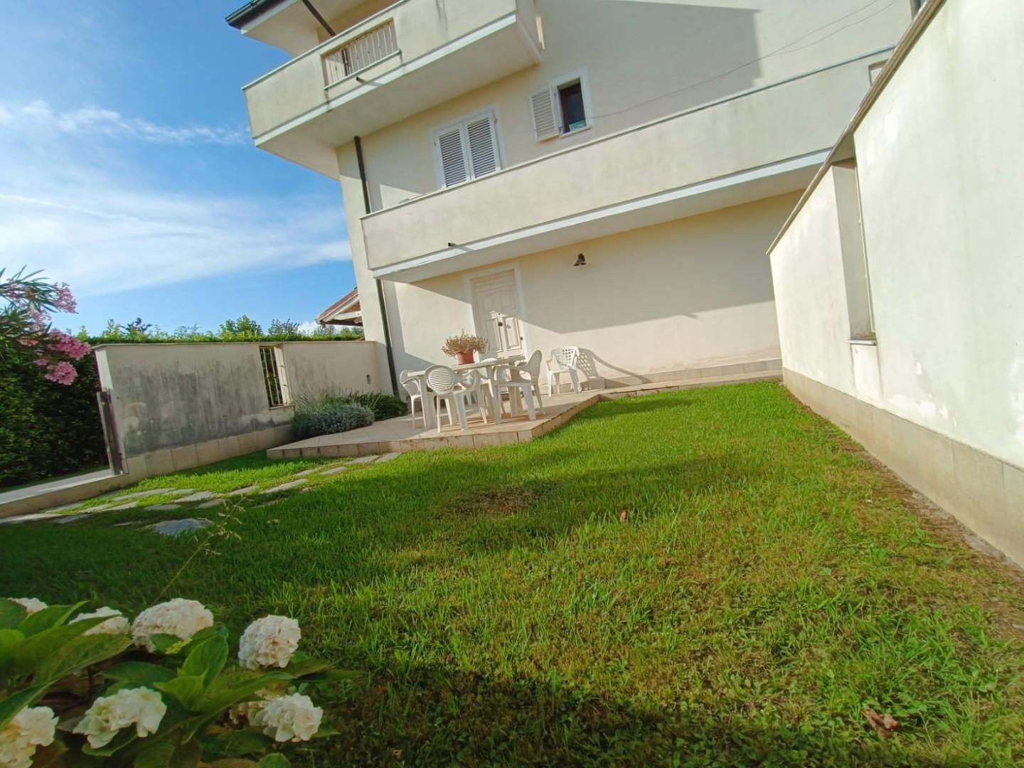 Immagine 24 di Casa bifamiliare in vendita  a Montignoso