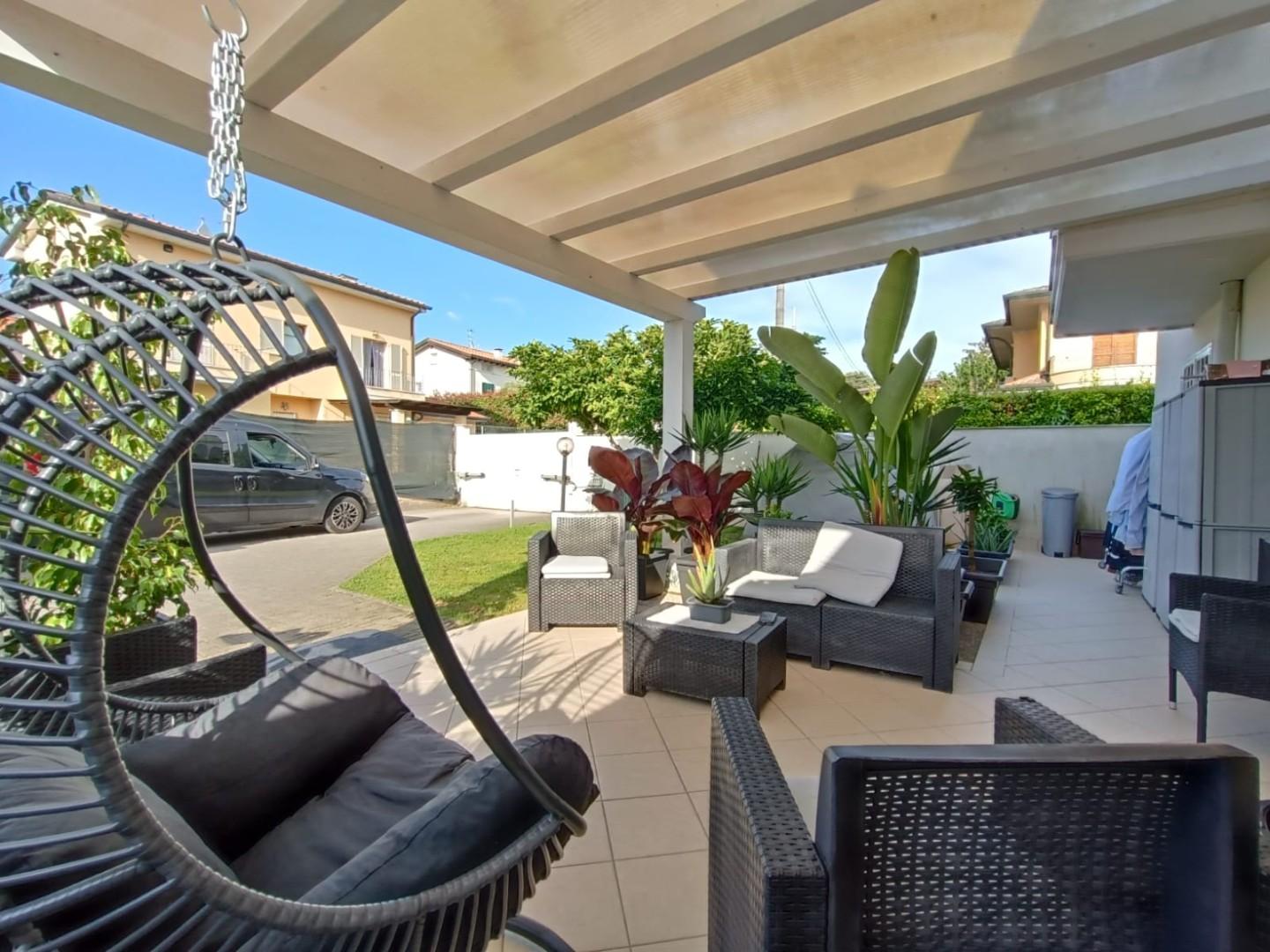 Immagine 3 di Casa bifamiliare in vendita  a Montignoso