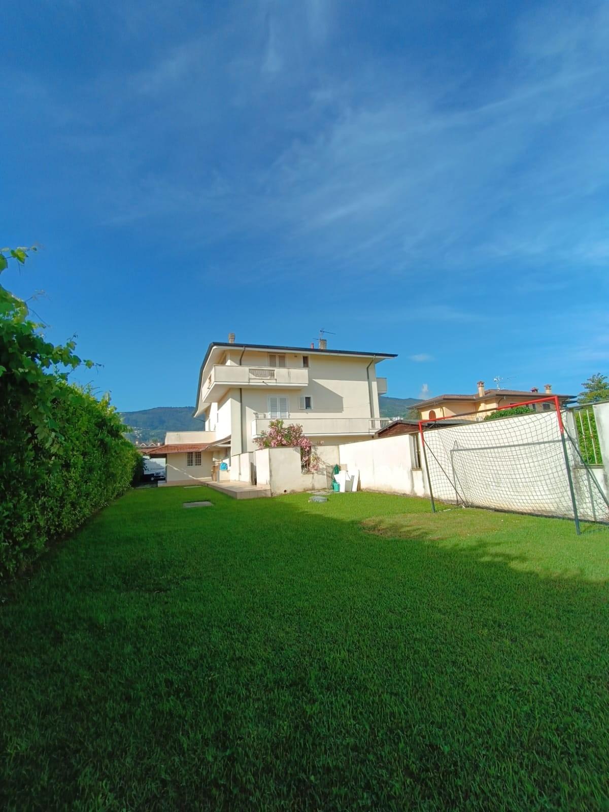 Immagine 6 di Casa bifamiliare in vendita  a Montignoso