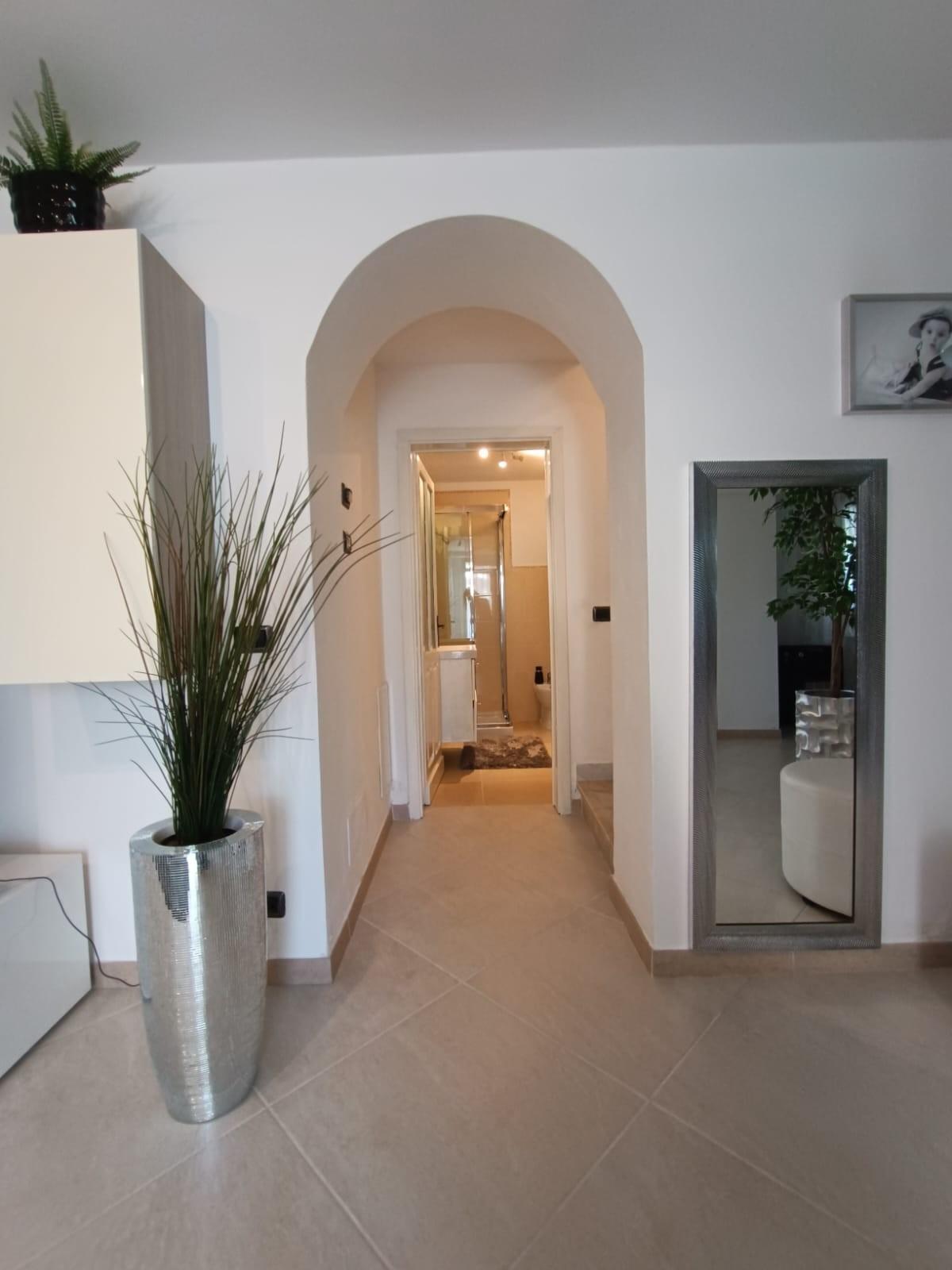 Immagine 10 di Casa bifamiliare in vendita  a Montignoso