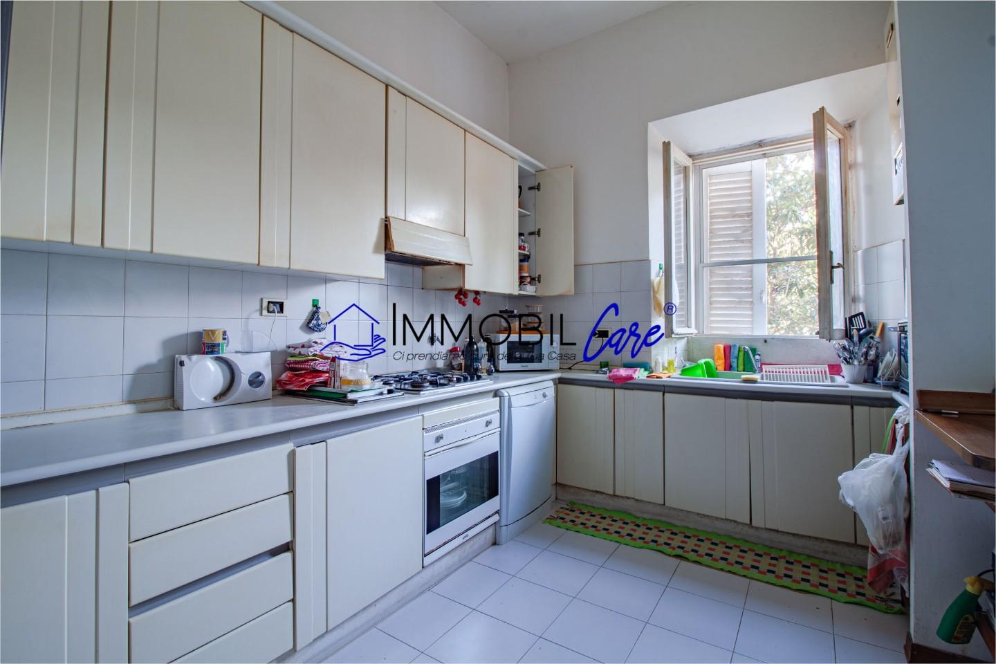 Immagine 10 di Appartamento in vendita  a Livorno