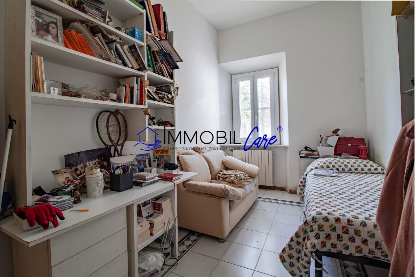 Immagine 15 di Appartamento in vendita  a Livorno