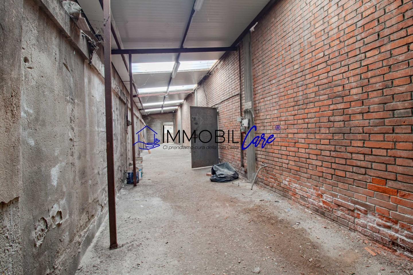 Immagine 14 di Capannone industriale in vendita  a Livorno