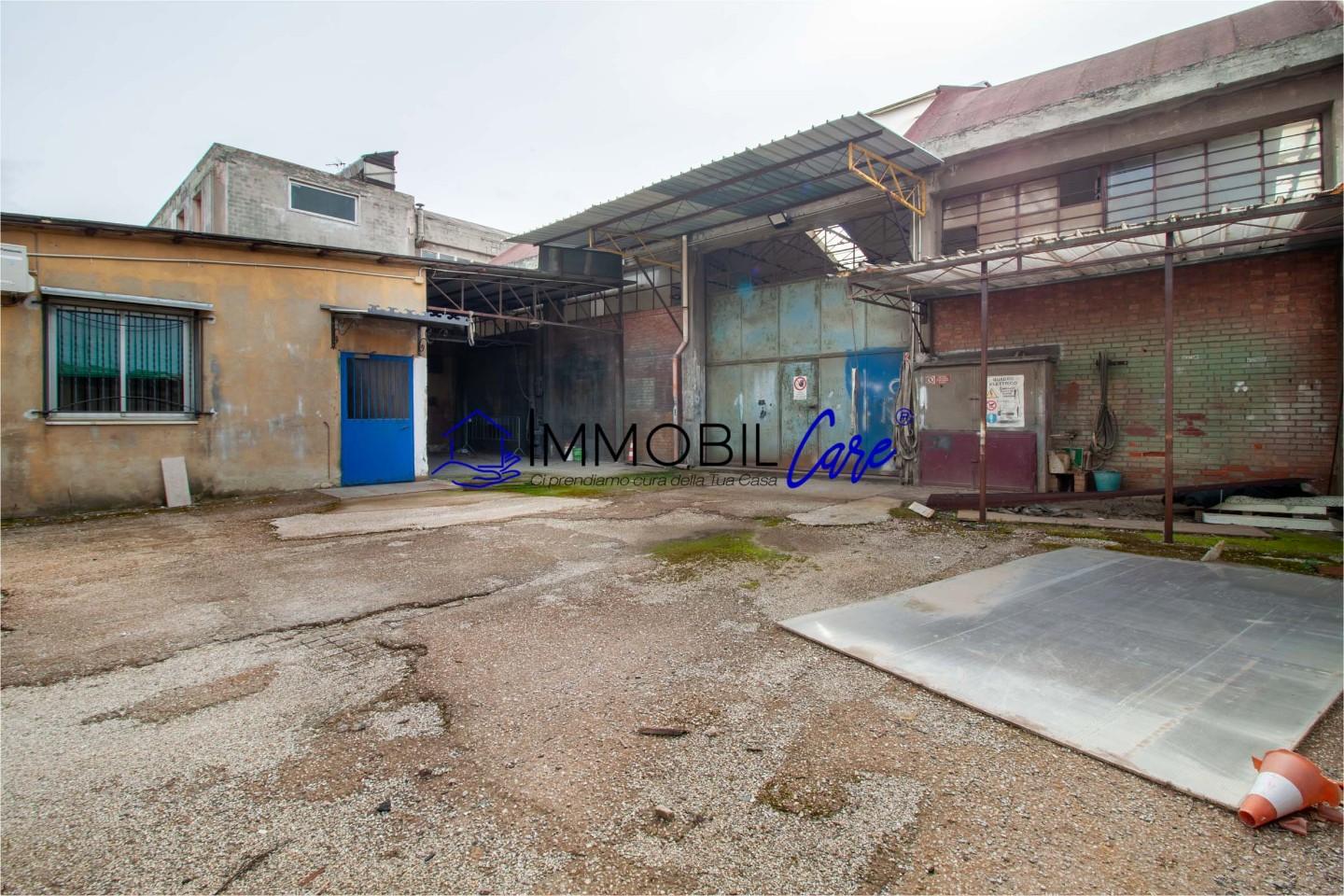 Immagine 5 di Capannone industriale in vendita  a Livorno