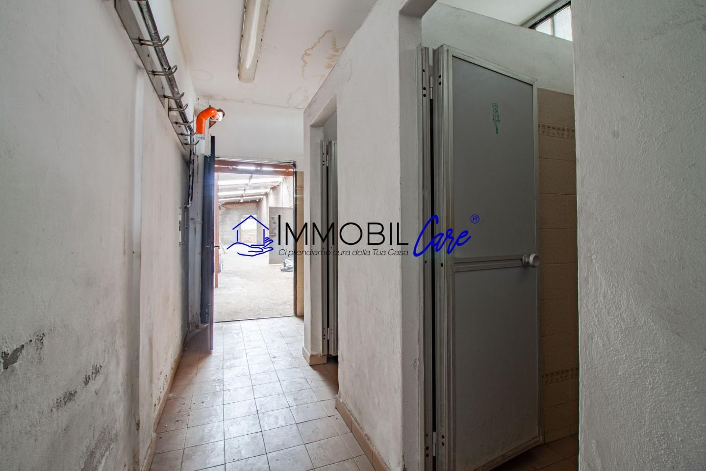 Immagine 13 di Capannone industriale in vendita  a Livorno