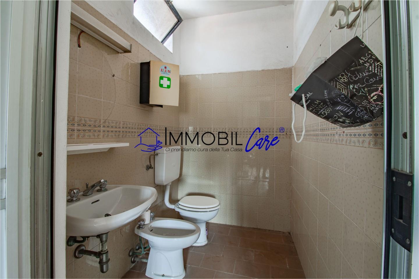 Immagine 10 di Capannone industriale in vendita  a Livorno