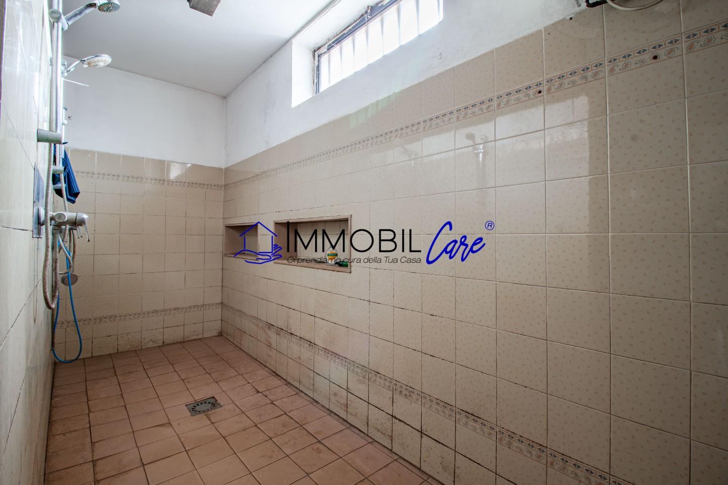 Immagine 12 di Capannone industriale in vendita  a Livorno