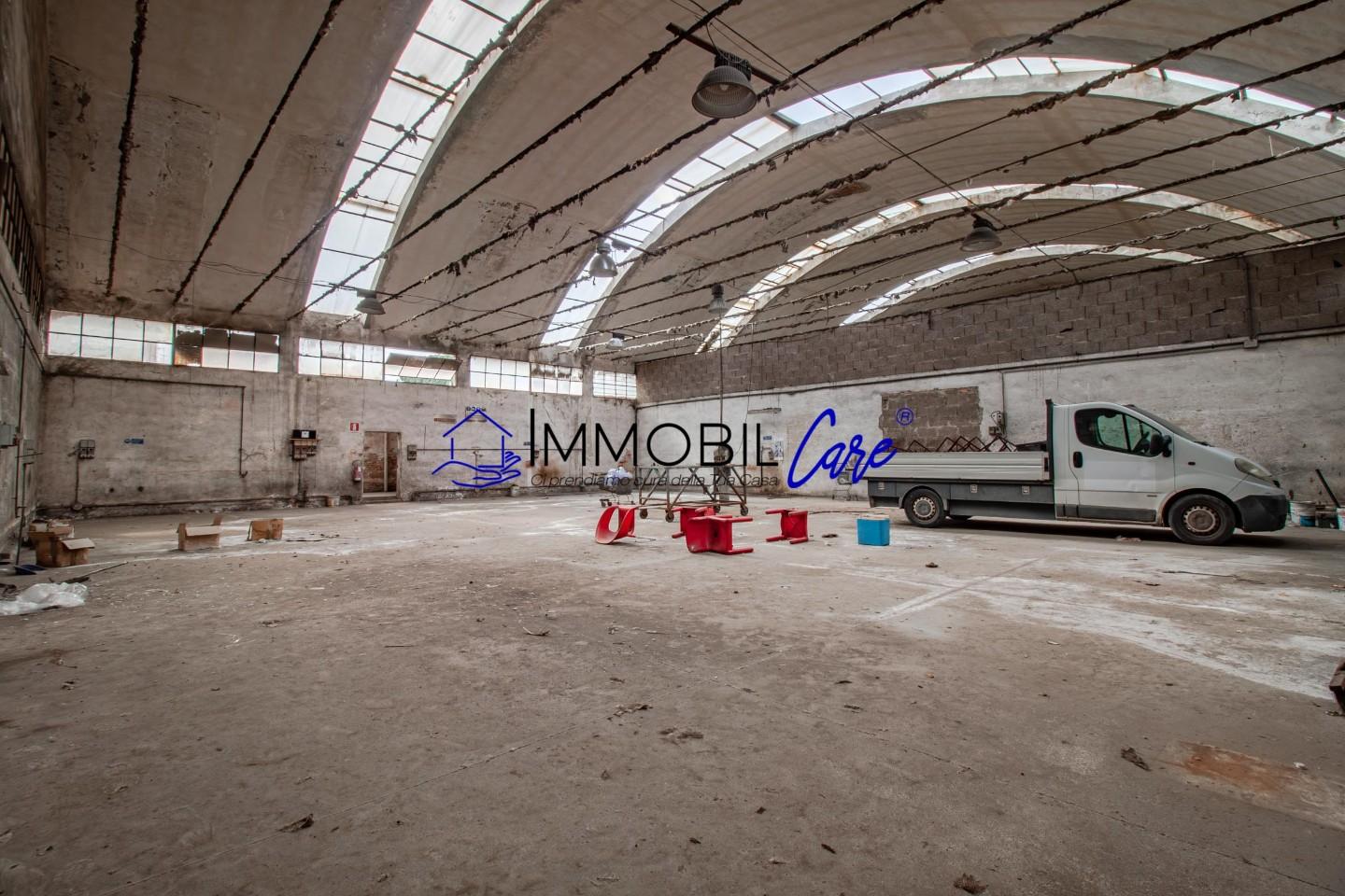 Immagine 1 di Capannone industriale in vendita  a Livorno