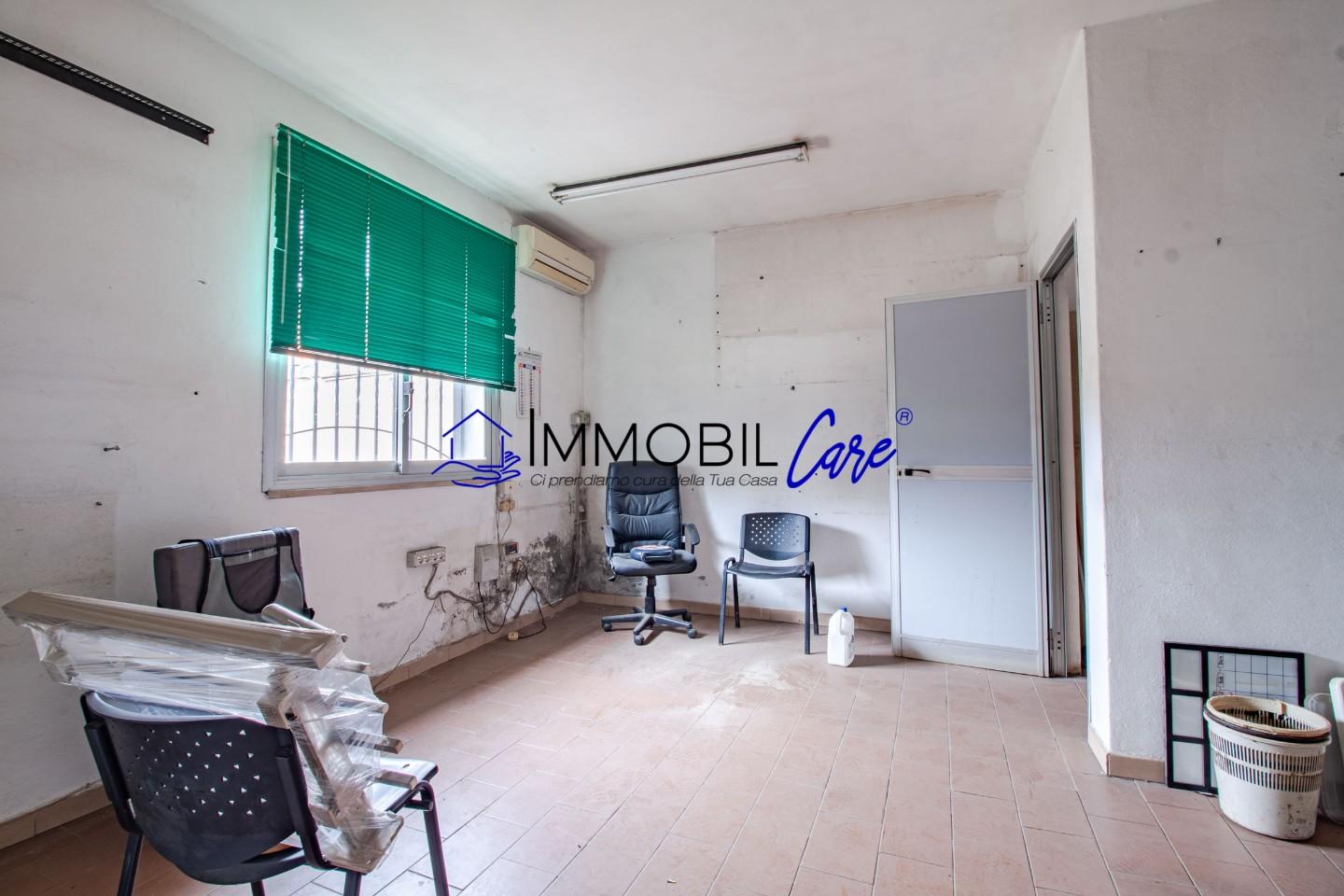 Immagine 8 di Capannone industriale in vendita  a Livorno