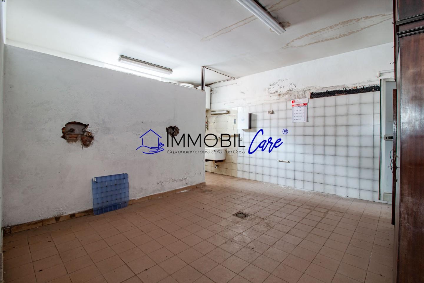 Immagine 11 di Capannone industriale in vendita  a Livorno