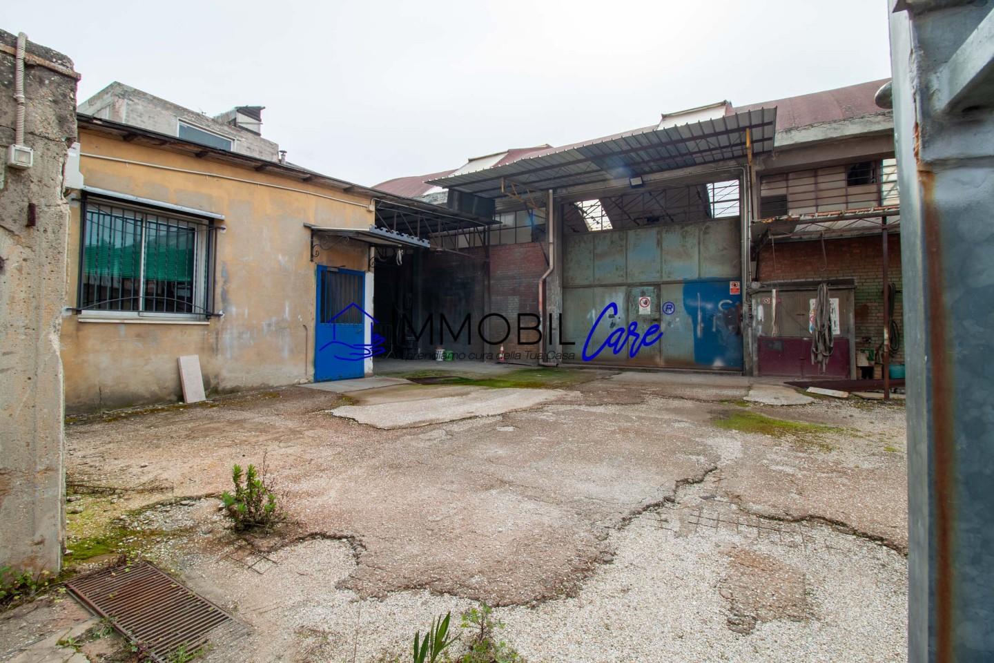 Immagine 7 di Capannone industriale in vendita  a Livorno