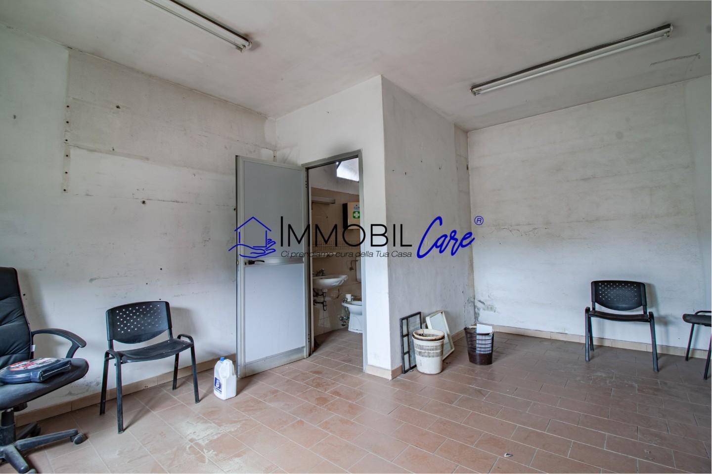 Immagine 9 di Capannone industriale in vendita  a Livorno