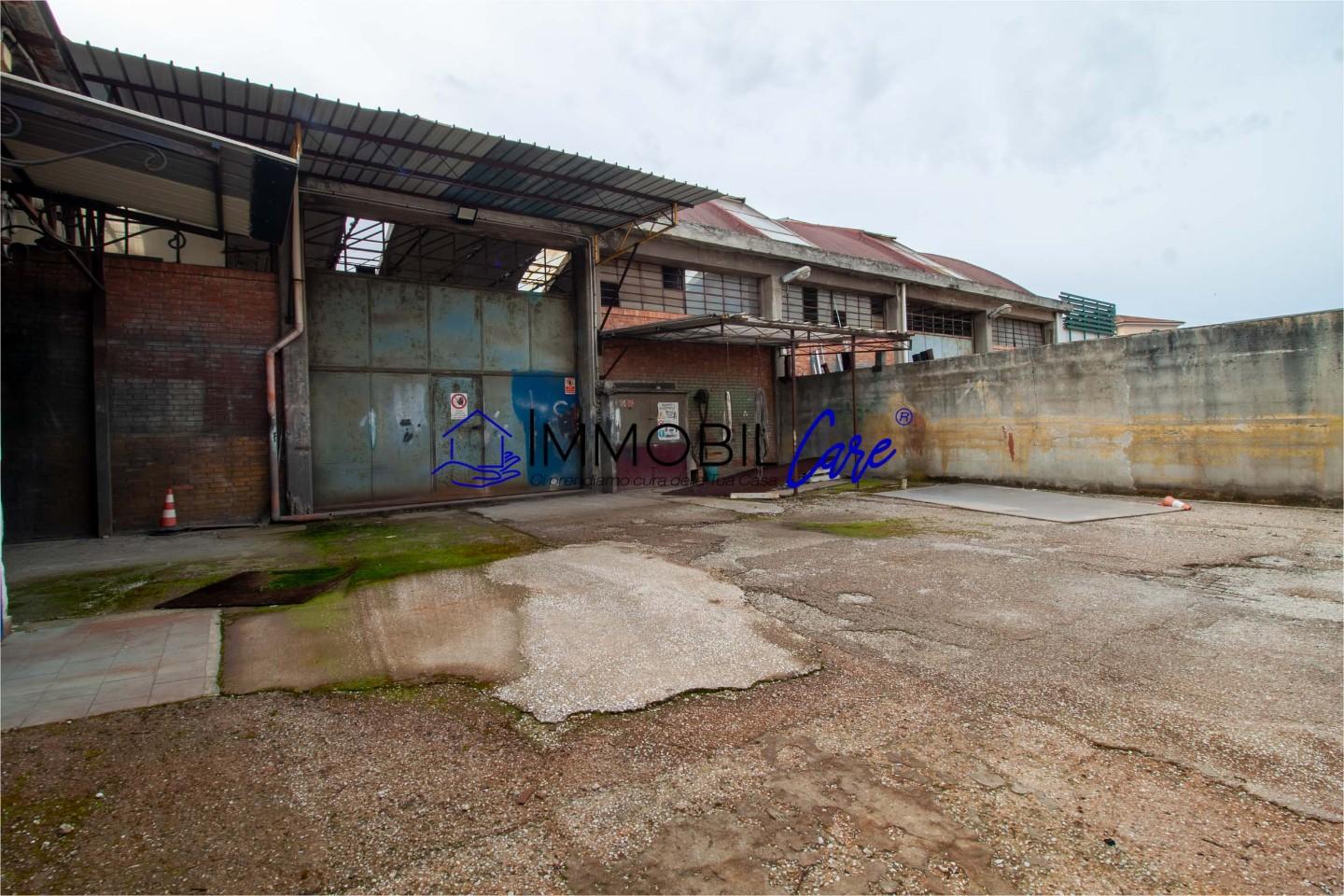 Immagine 6 di Capannone industriale in vendita  a Livorno