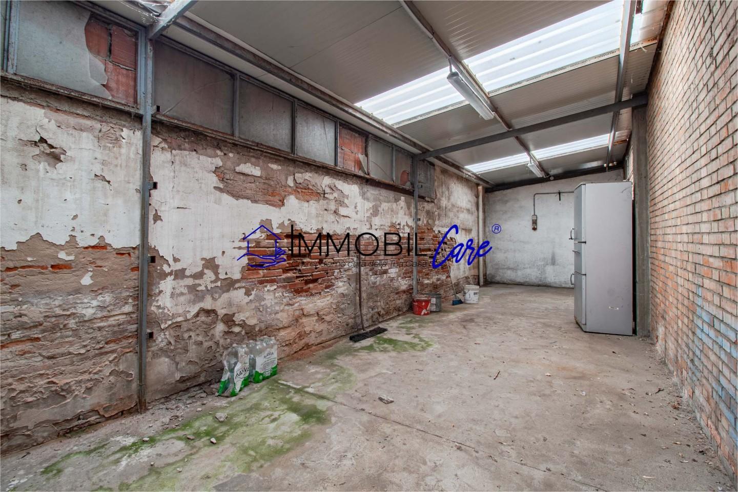 Immagine 15 di Capannone industriale in vendita  a Livorno