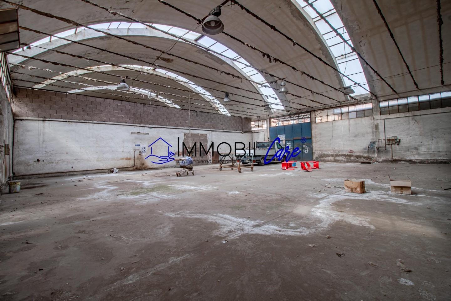 Immagine 2 di Capannone industriale in vendita  a Livorno