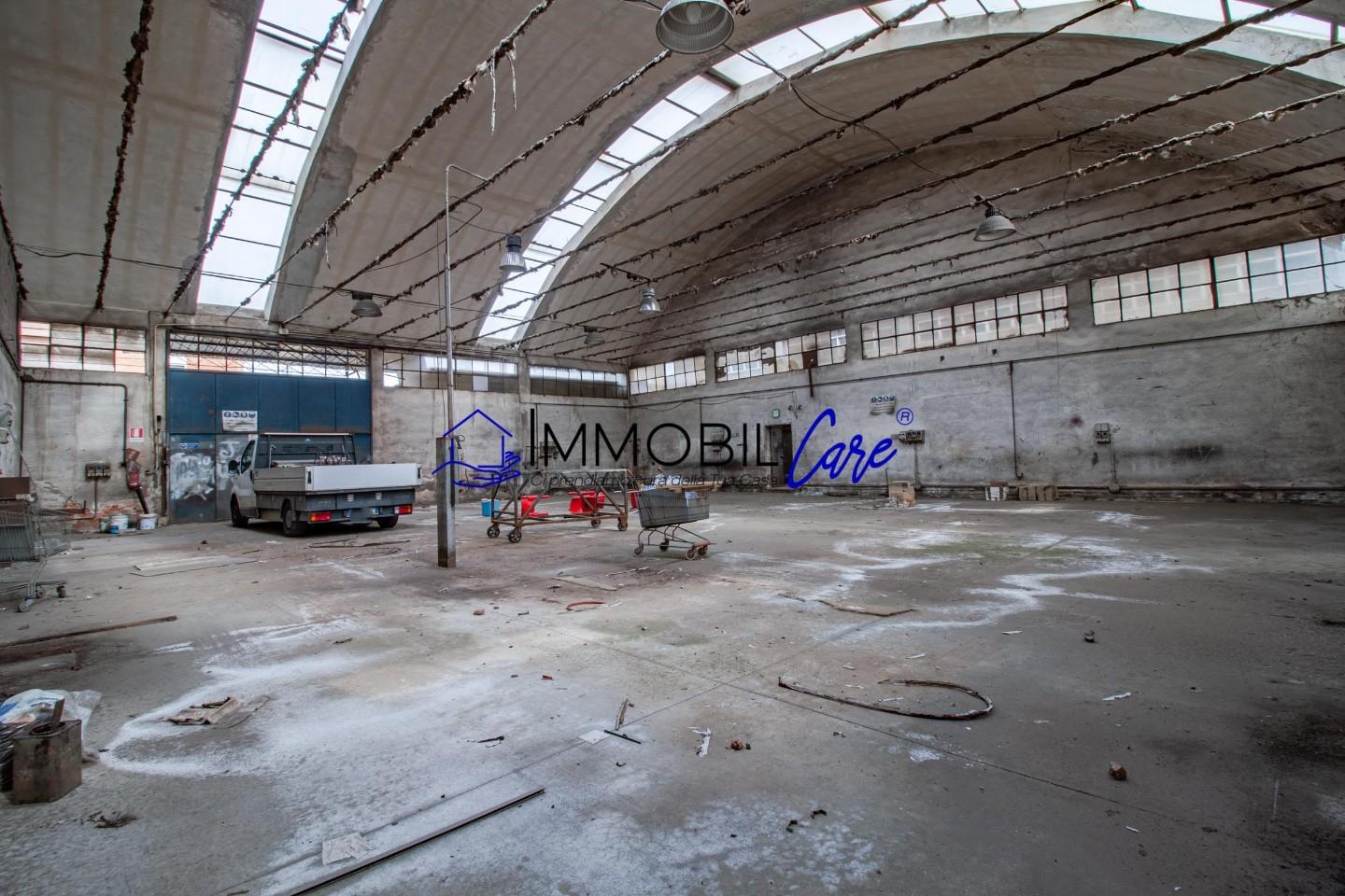 Immagine 3 di Capannone industriale in vendita  a Livorno