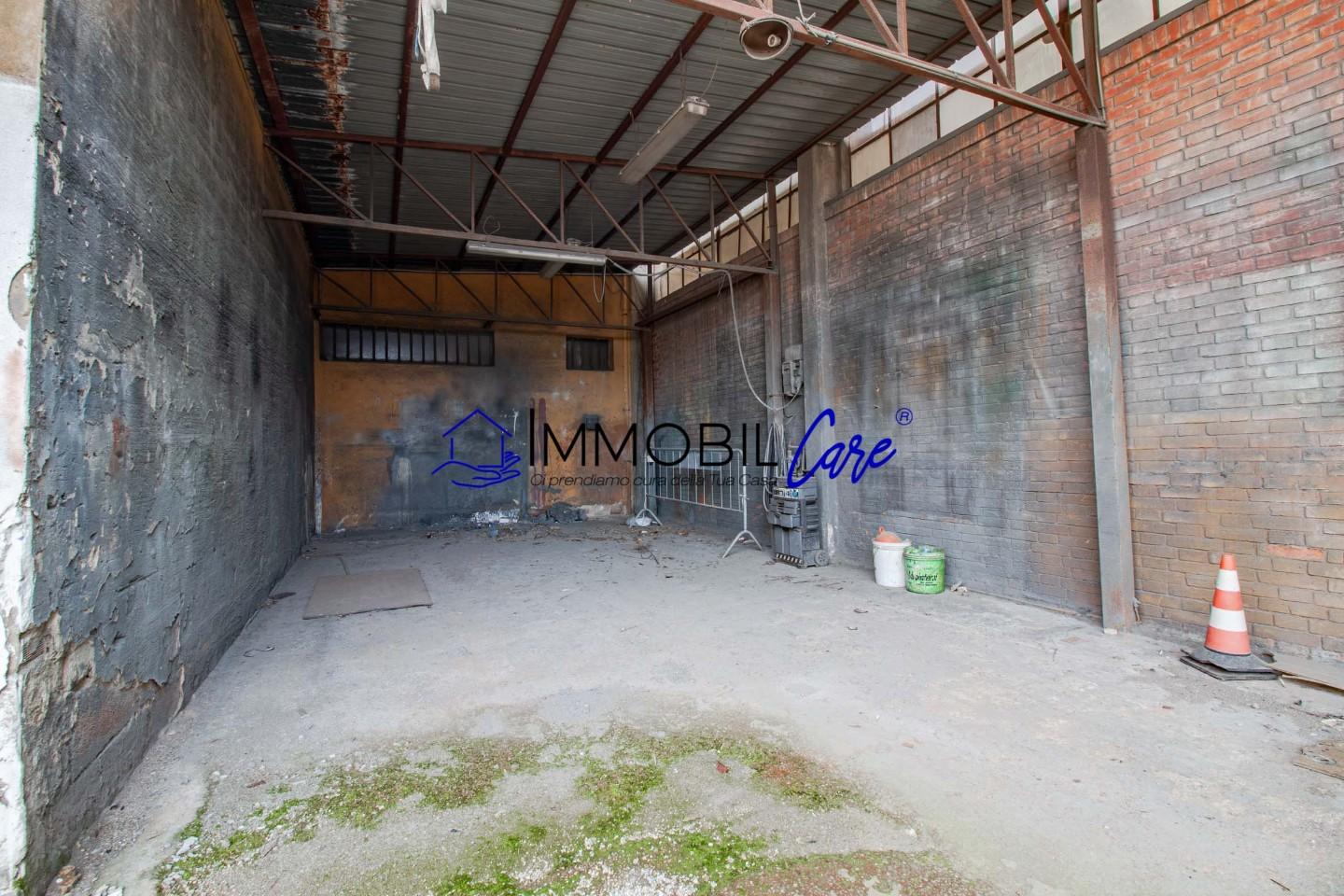 Immagine 4 di Capannone industriale in vendita  a Livorno