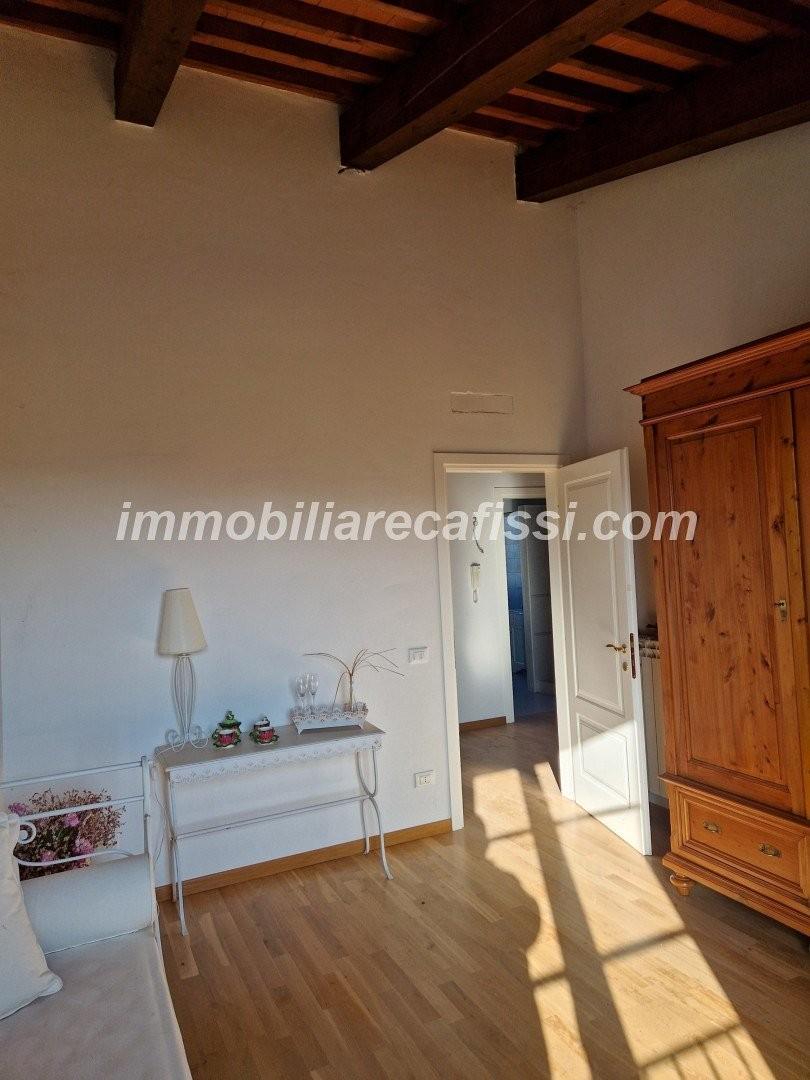 Immagine 17 di Casa colonica in vendita  a Prato