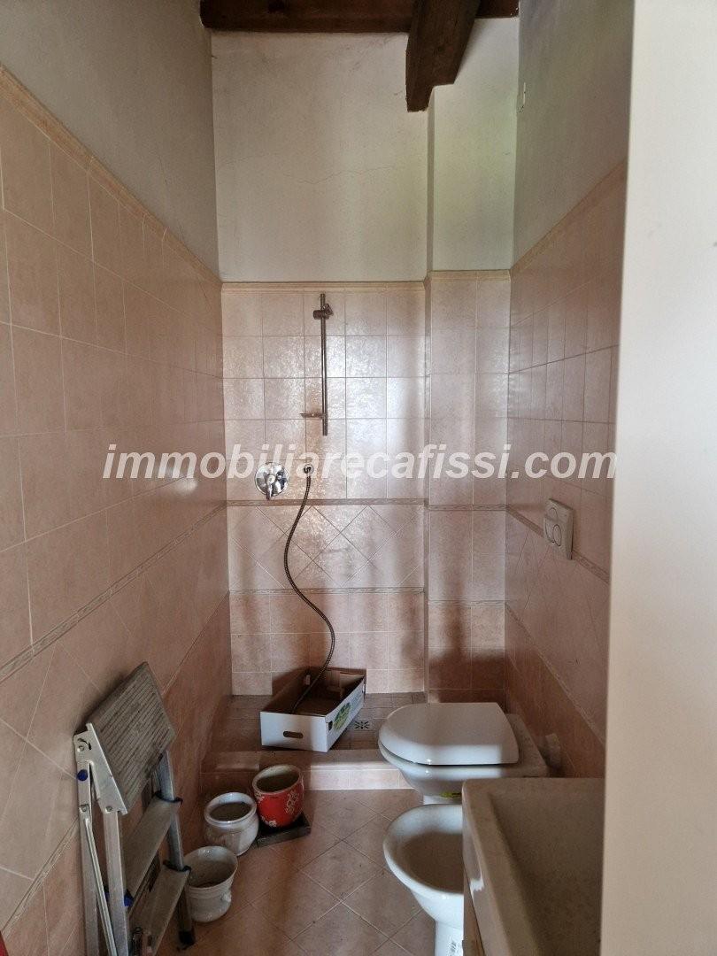 Immagine 10 di Casa colonica in vendita  a Prato