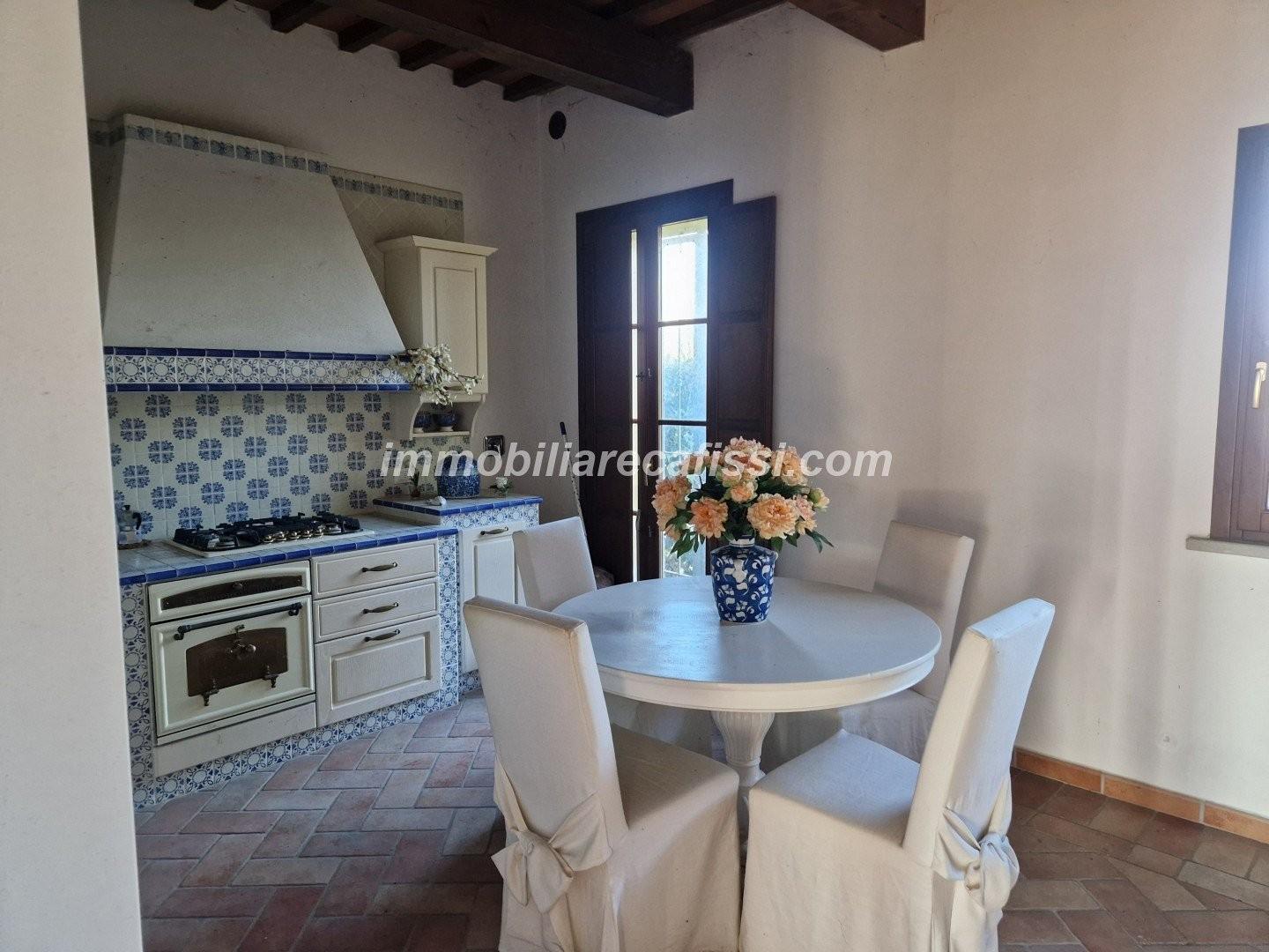 Immagine 6 di Casa colonica in vendita  a Prato