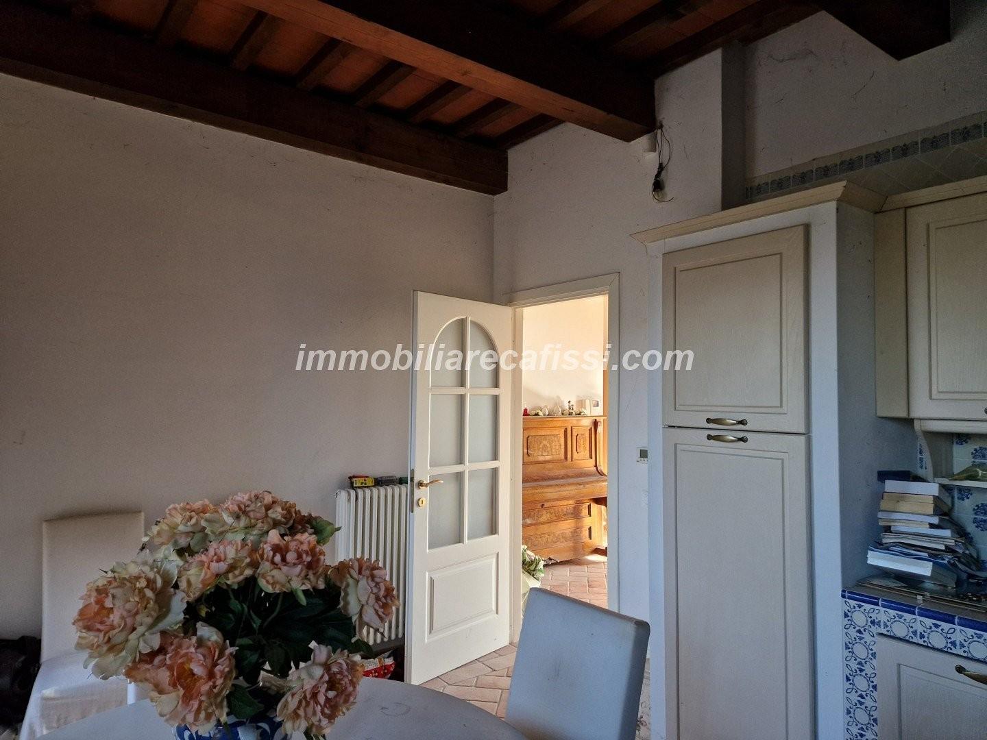 Immagine 9 di Casa colonica in vendita  a Prato