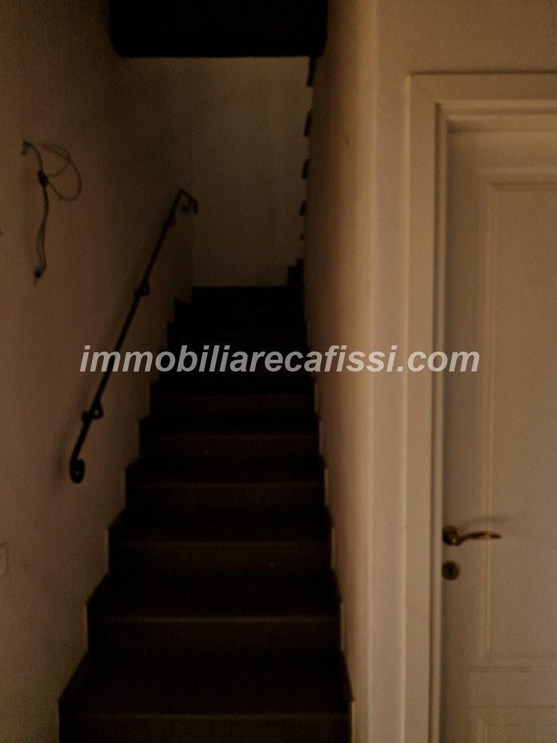Immagine 11 di Casa colonica in vendita  a Prato