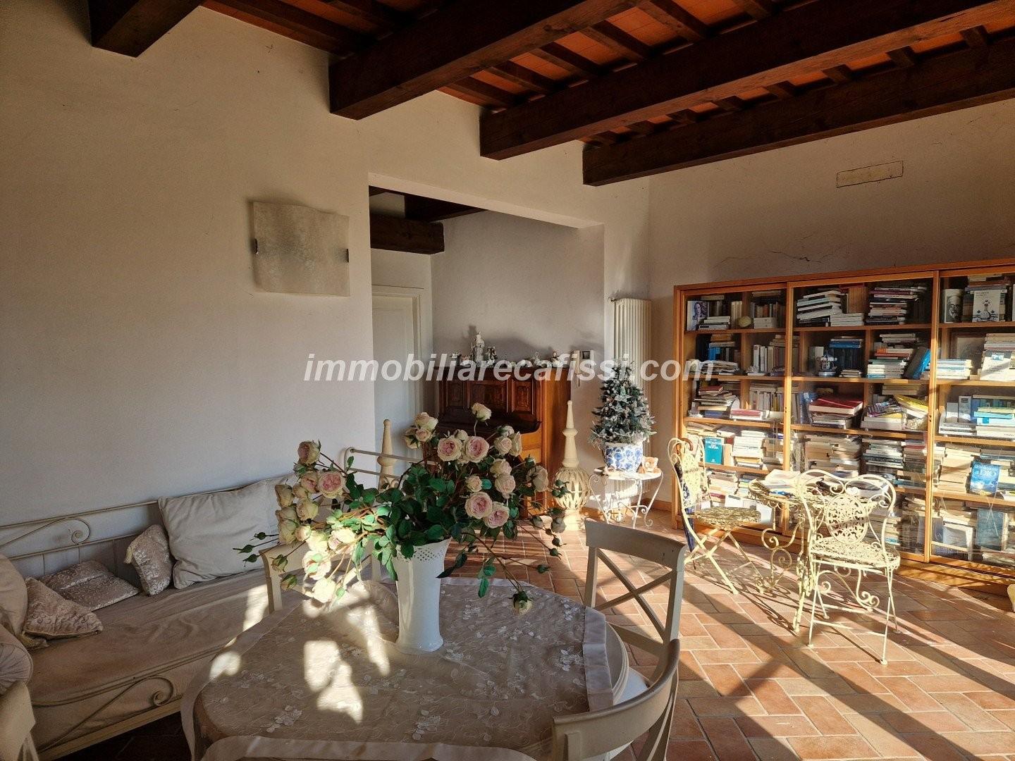 Immagine 4 di Casa colonica in vendita  a Prato