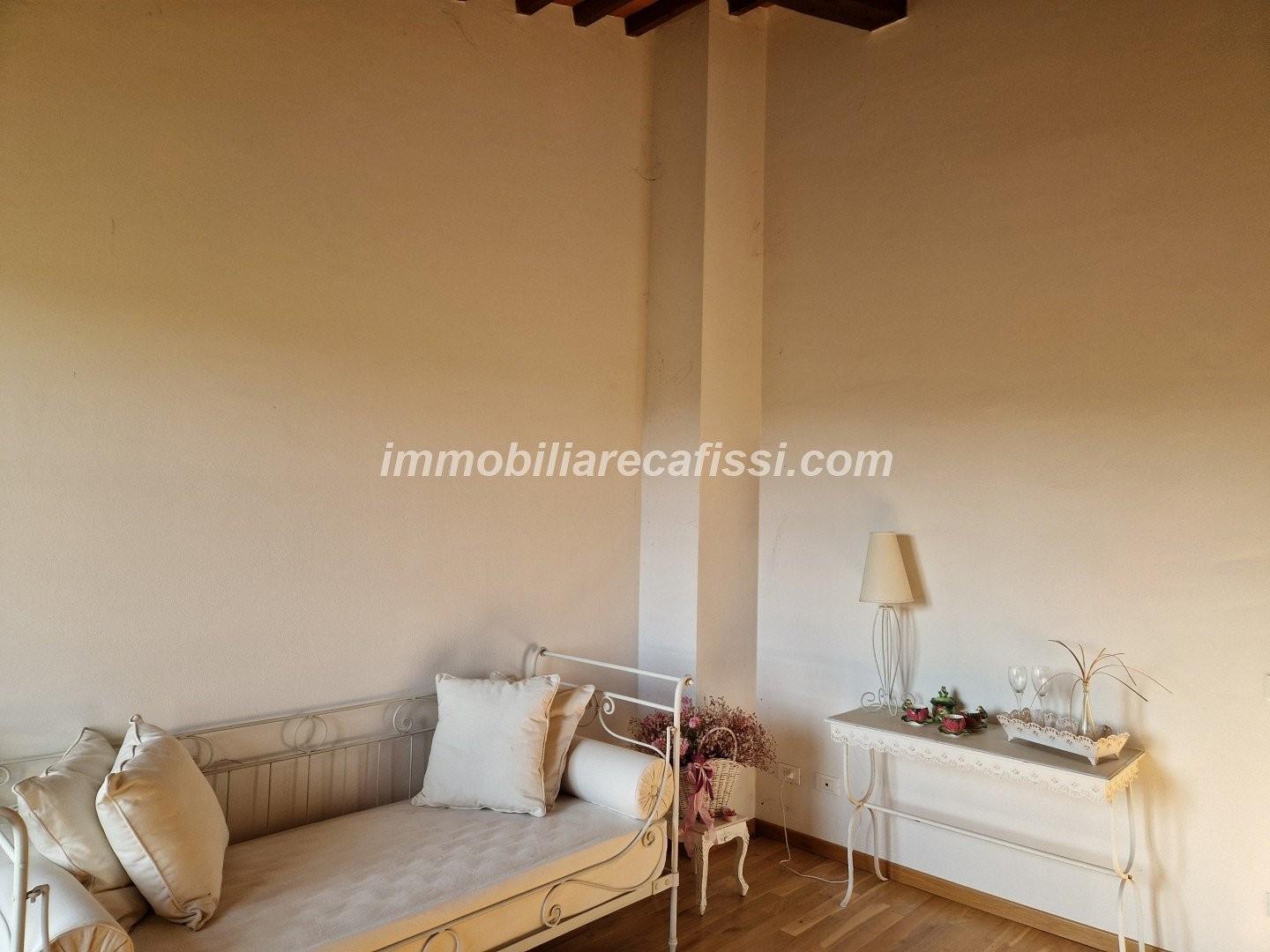 Immagine 16 di Casa colonica in vendita  a Prato