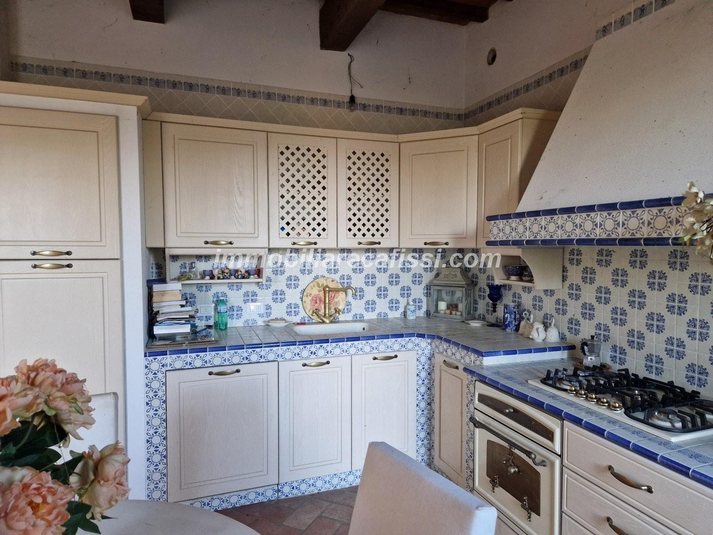 Immagine 7 di Casa colonica in vendita  a Prato