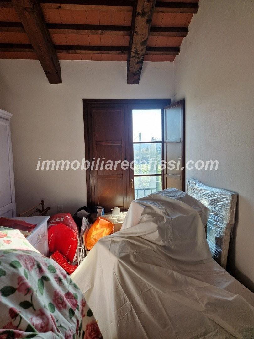 Immagine 22 di Casa colonica in vendita  a Prato