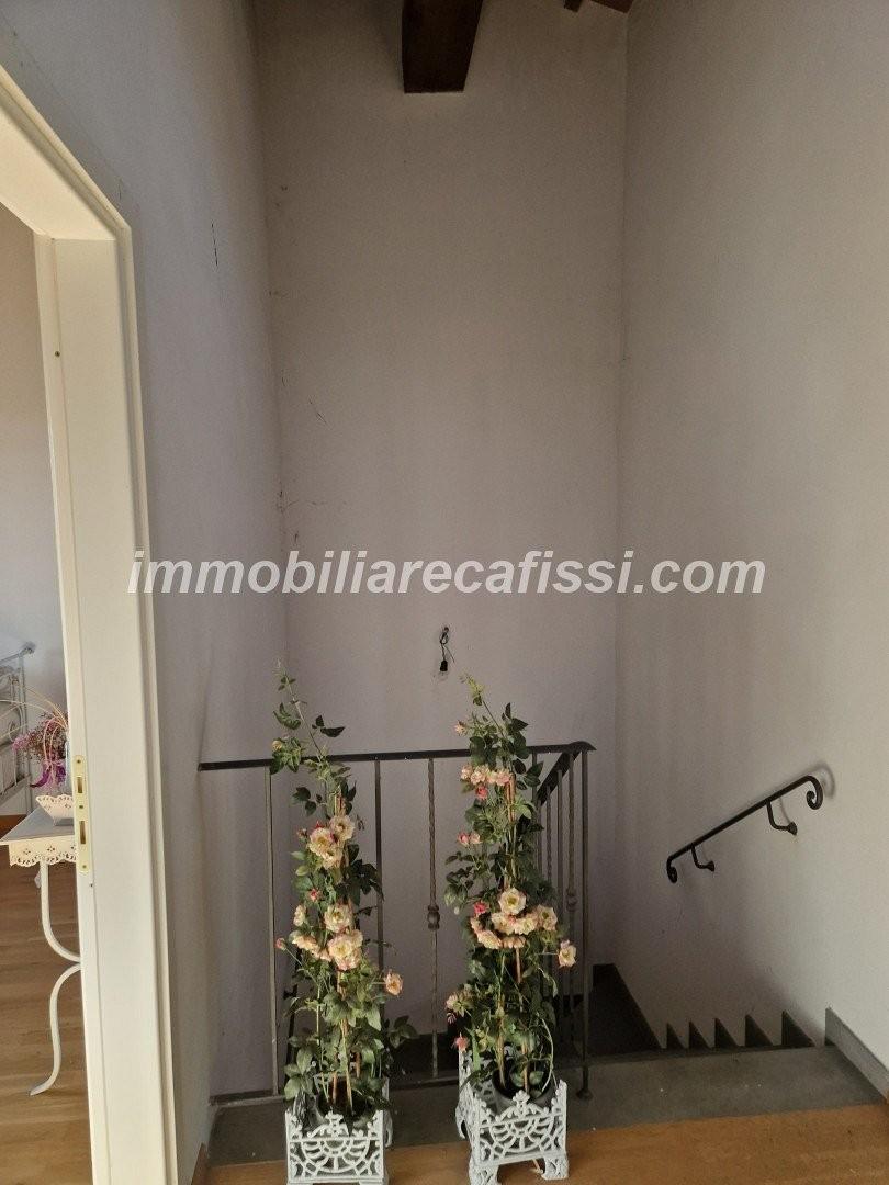 Immagine 14 di Casa colonica in vendita  a Prato
