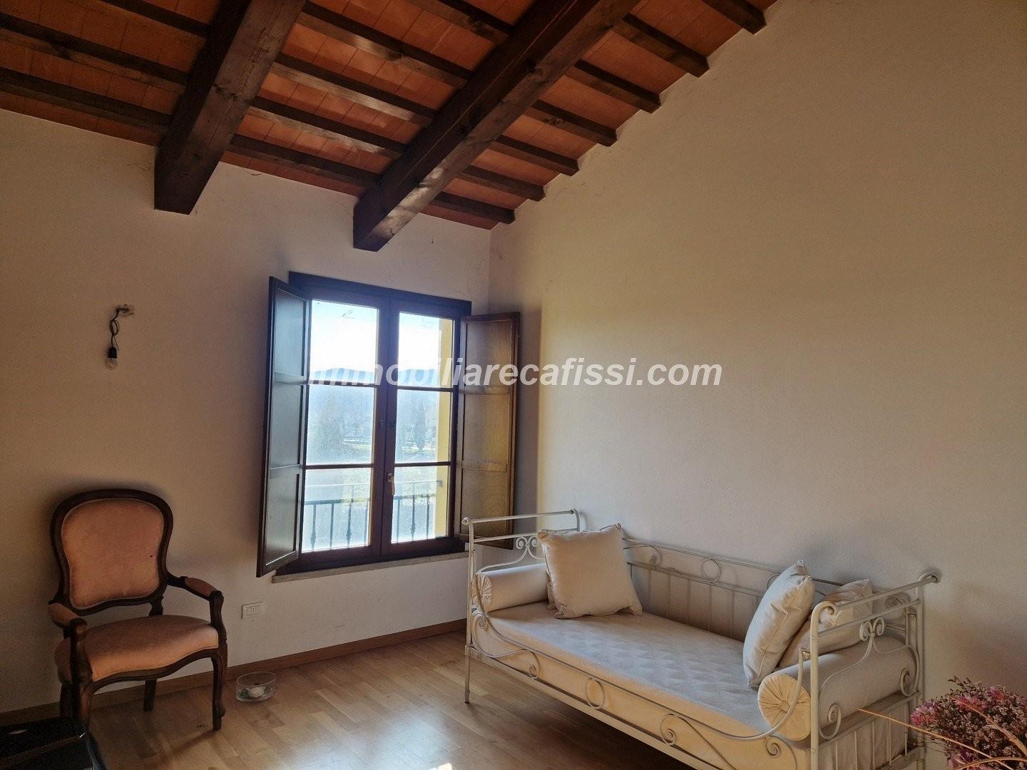 Immagine 15 di Casa colonica in vendita  a Prato