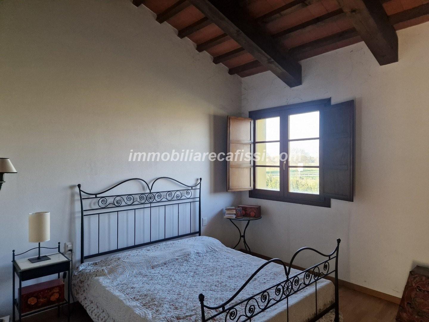 Immagine 18 di Casa colonica in vendita  a Prato