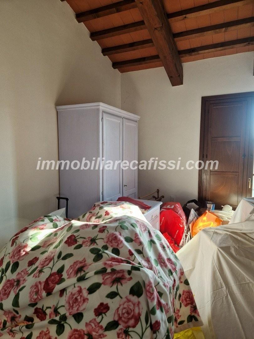 Immagine 21 di Casa colonica in vendita  a Prato